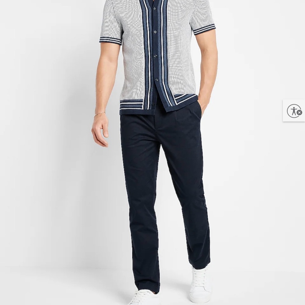 Athletic slim pleated hyper stretch modern chino in pitch black. Classic pants!